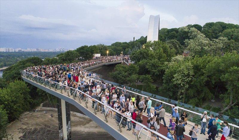 новыйТреснул стеклянный мост в Киеве