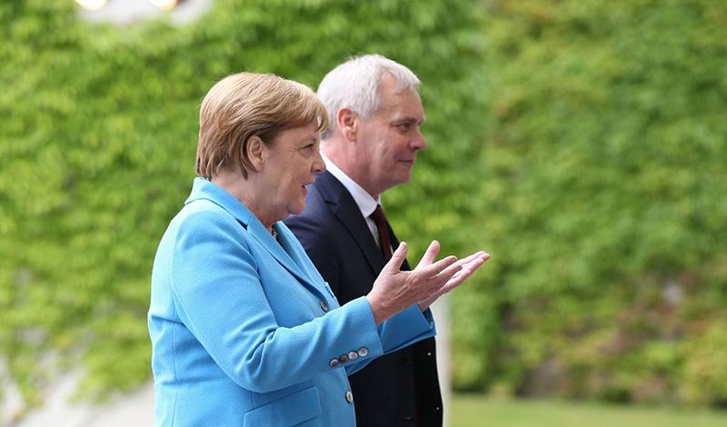 Ангелу Меркель снова трясло на встрече