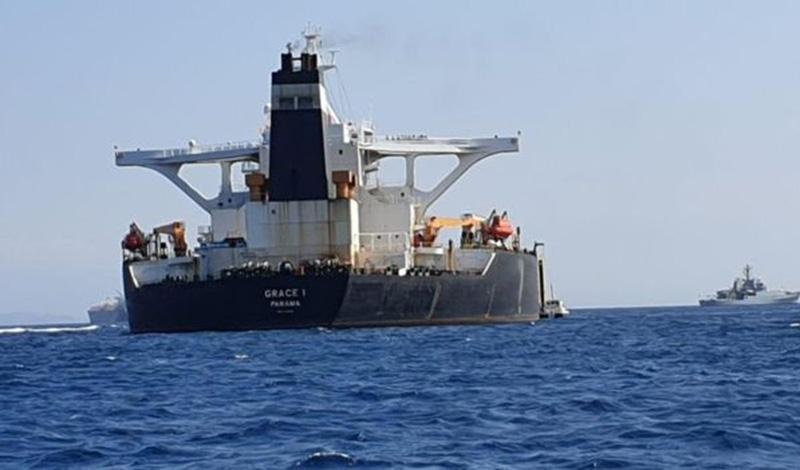 Иранские катера пытались перехватить британский танкер