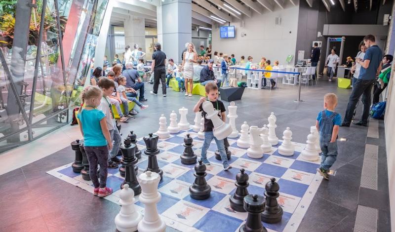 Международный день шахмат отметили в Зарядье