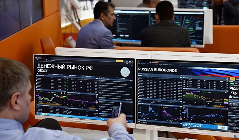 Российский фондовый рынок начал неделю снижением индексов