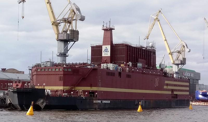 Российская плавучая АЭС "Академик Ломоносов" отправится в плавание через Арктику