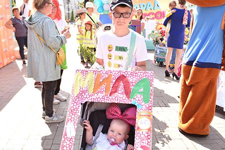 Телеканал «Мама» с успехом провел седьмой костюмированный Парад Колясок на Тверском бульваре