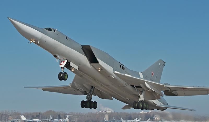 Бомбардировщик Ту-22М3 с отказавшим двигателем удалось посадить опытным летчикам