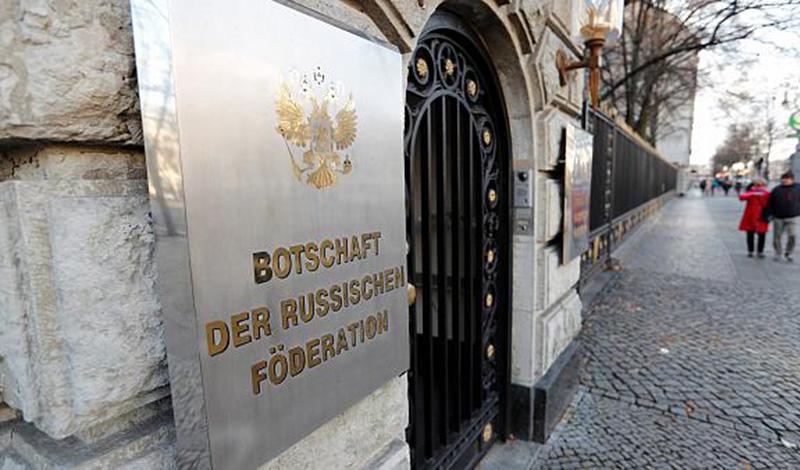 Германия высылает двух российских дипломатов