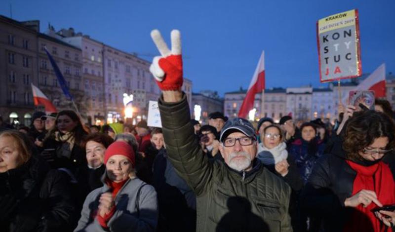 Польша: тысячи людей вышли на митинги в поддержку судей