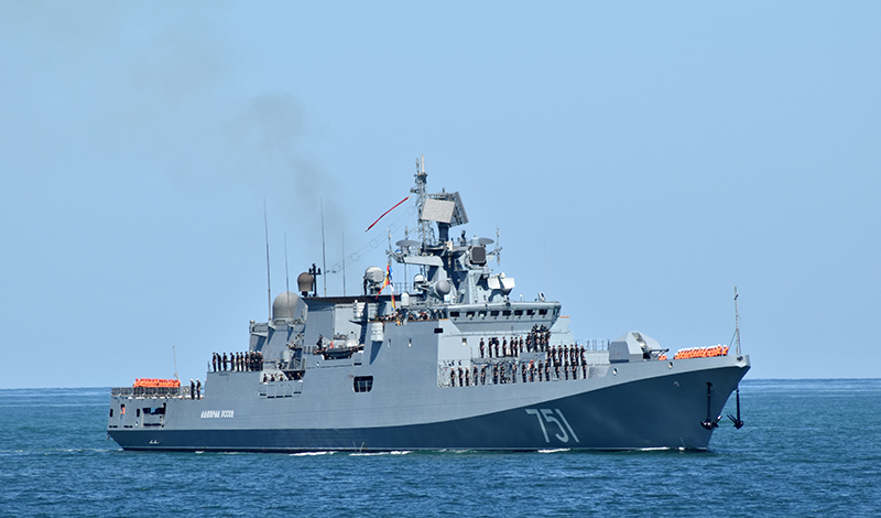 Российский Черноморский флот контролирует ракетный эсминец США в Черном море