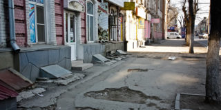 По всему Саратову отремонтируют тротуары на 332 млн рублей