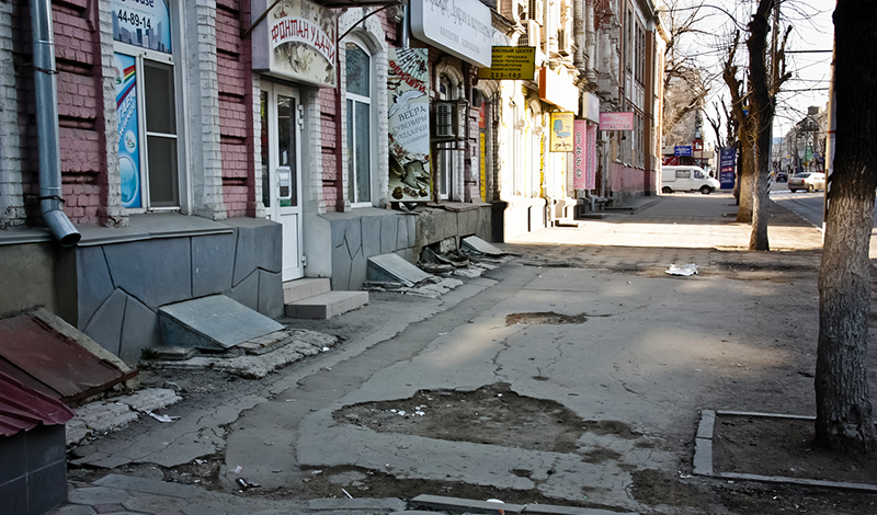 По всему Саратову отремонтируют тротуары на 332 млн рублей
