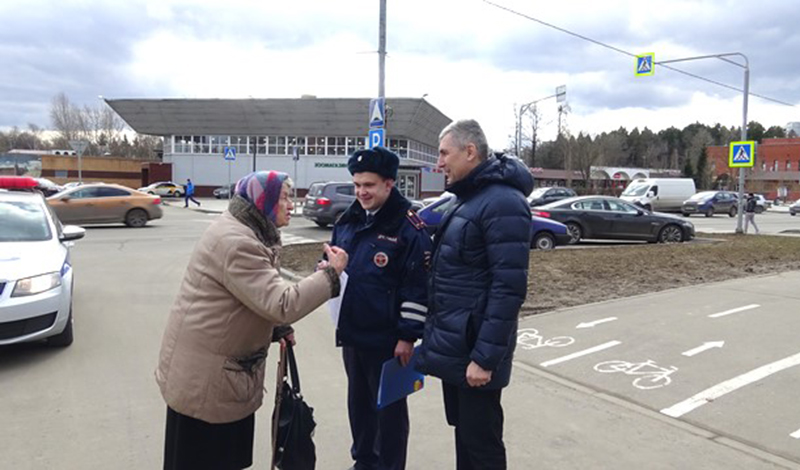 Сотрудники Госавтоинспекции Новой Москвы напомнили гражданам пожилого возраста о правилах дорожного движения
