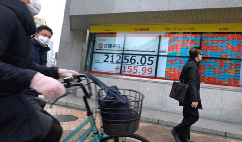 Япония успокаивает азиатские рынки после падения "черного понедельника"