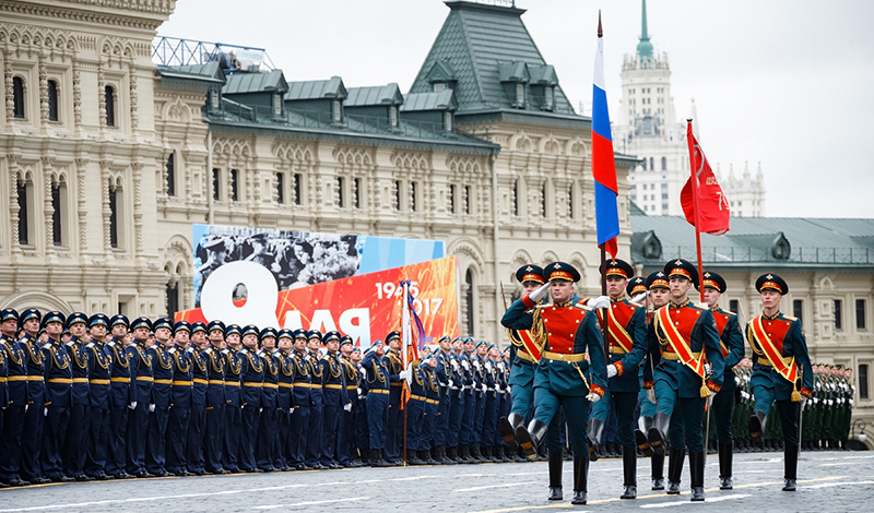 Владимир Путин откладывает парад победы России во Второй мировой войне