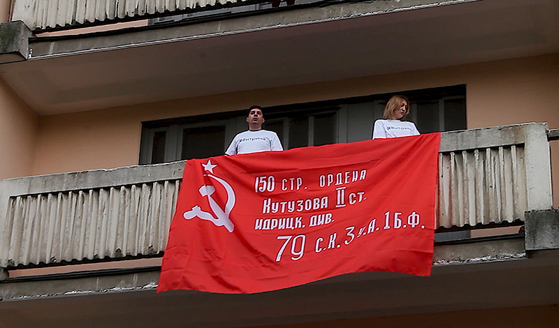 Поющий дом. Москвичи поздравили ветеранов, исполнив «Катюшу» со своих балконов