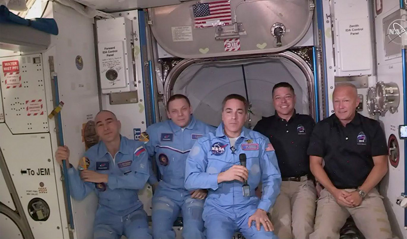 Астронавты с Dragon перешли на МКС