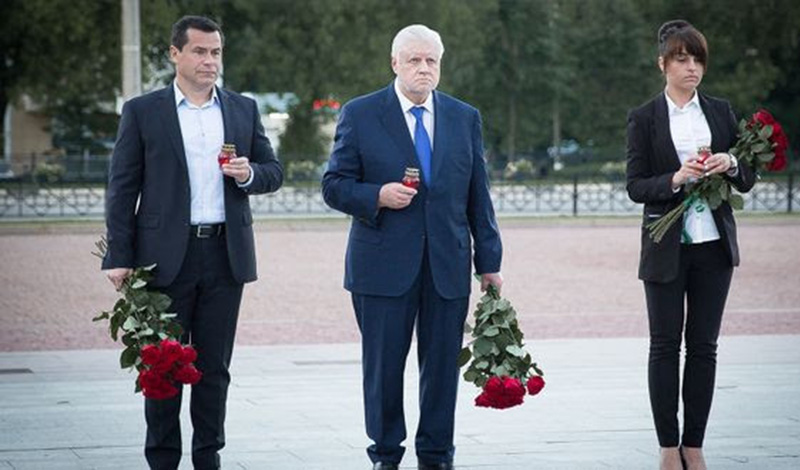 Сергей Миронов в час начала войны зажег свечу памяти и возложил цветы к Памятнику Подольским курсантам