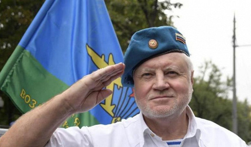 старший сержант ВДВ в отставке Сергей Миронов поздравил десантников