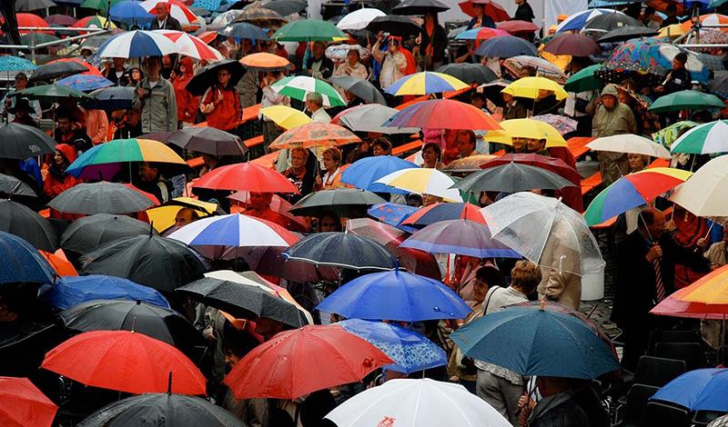 Дождевик или зонт: что выбирают петербуржцы этой осенью?