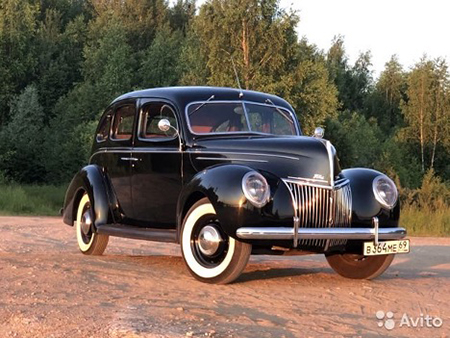 Ford V8 De Luxe Fordor Sedan