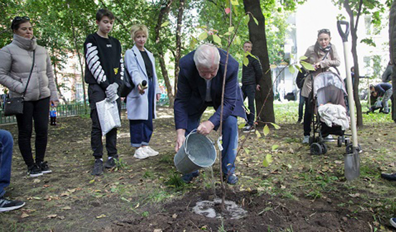 Сергей Миронов посадил черёмуху и яблоню