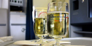 В бизнес-классе «Аэрофлота» будут поить шампанским за 3,9 тысяч рублей