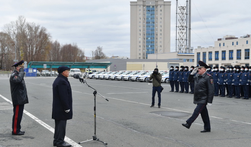 Полицейским Татарстана вручили ключи от 88 новых служебных автомобилей