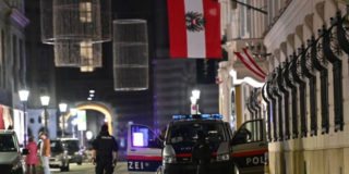 Стрельба в Вене: Австрия охотится на подозреваемых после теракта исламистского террора