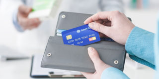Выдачи кредитных карт резко сократились в октябре