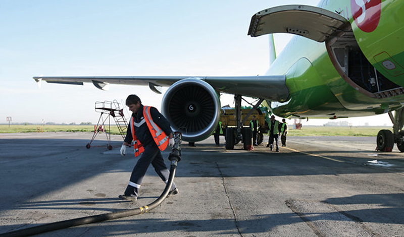 Заправщиков самолетов в аэропорту «Толмачево» будут проверять на COVID-19