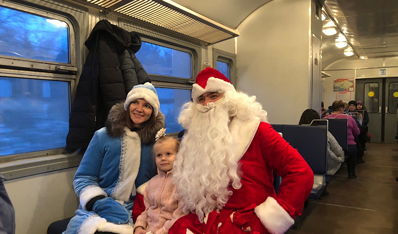 Дед Мороз и Снегурочка поздравят пассажиров с наступающим Новым годом