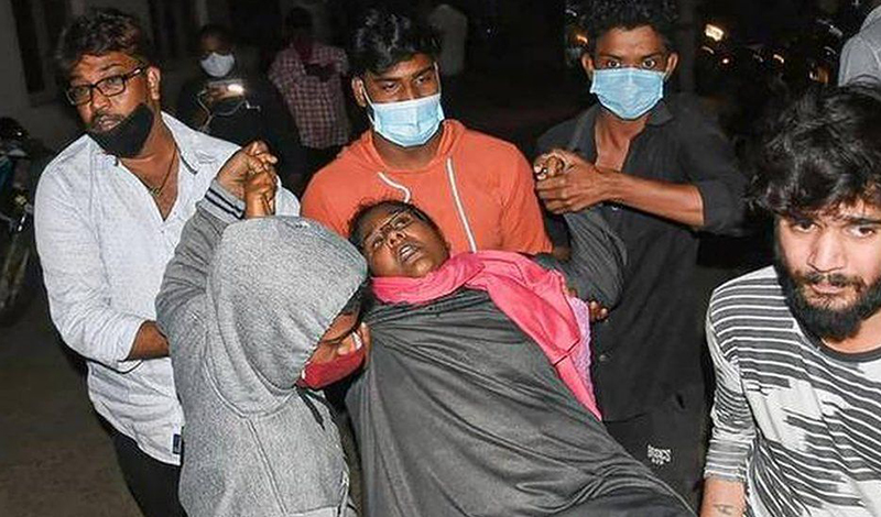Индия: загадочная болезнь отправила сотни людей в больницу