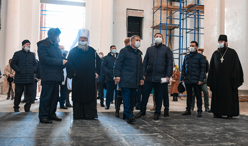 Рустам Минниханов ознакомился с ходом работ по воссозданию собора Казанской иконы Божией Матери