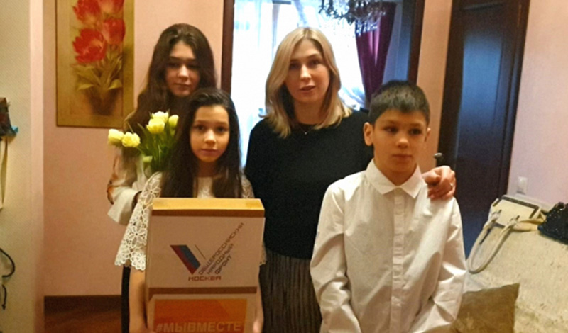 #МыВместе: московские активисты ОНФ подарили компьютер многодетной семье