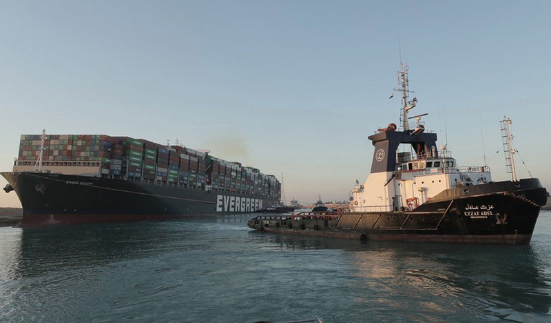 Суэцкий канал: контейнеровоз смещен с береговой линии