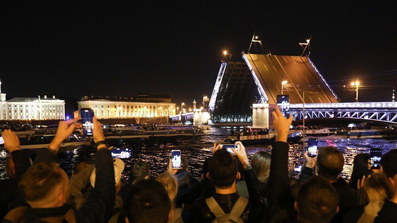 Юрий Гагарин появится на Дворцовом мосту под «Укрощение огня»!