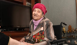 100-летняя жительница Казани Самра Бикмеева сделала прививку от коронавируса