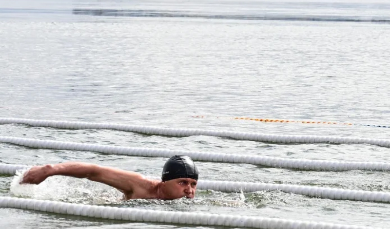 Сибирские моржи проплыли ледяную «милю Победы» по Енисею