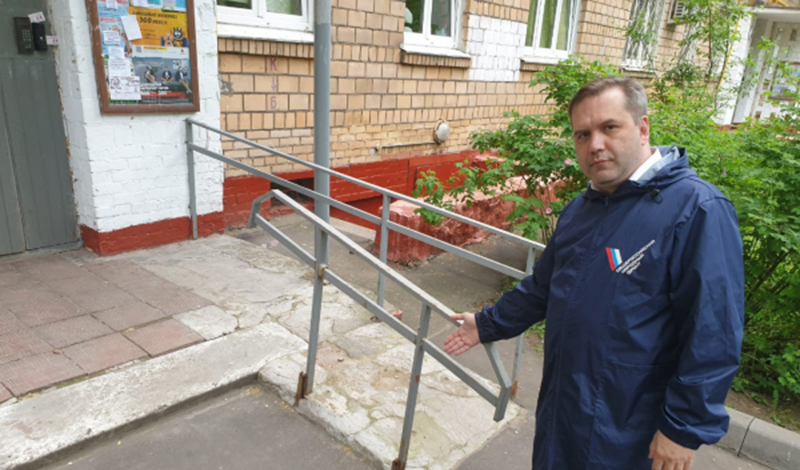Московские активисты Народного фронта помогли жильцам дома в Текстильщиках восстановить снесенное коммунальщиками ограждение двора