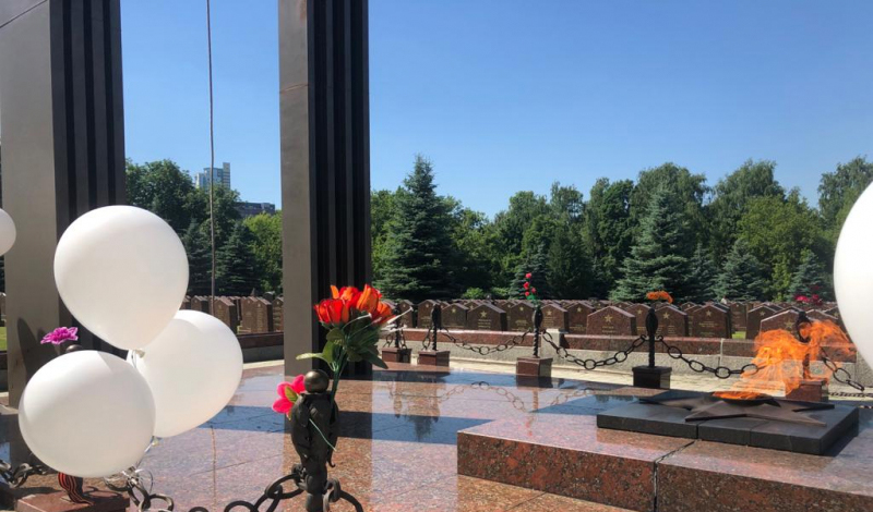 Московские активисты Народного фронта провели на Преображенском кладбище акцию «Журавли памяти»