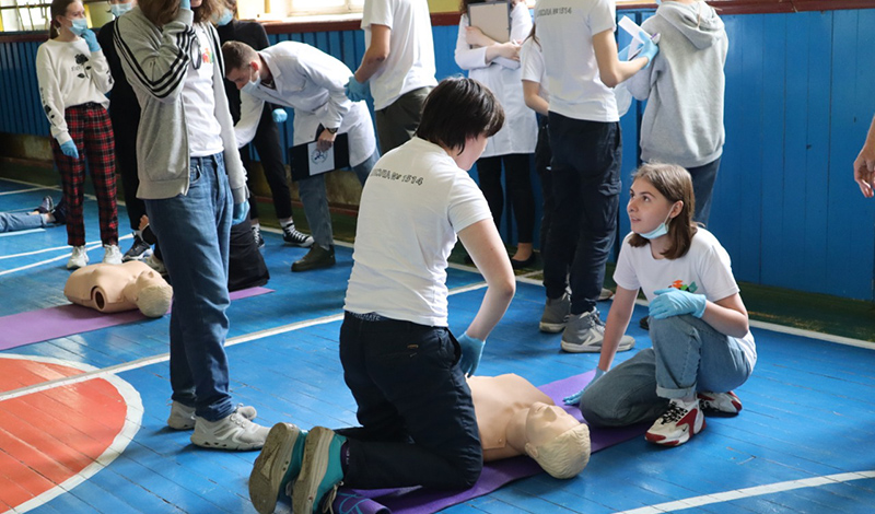 «Скорая в пути»: ученики восьми московских школ приняли участие в соревнованиях по оказанию первой доврачебной помощи