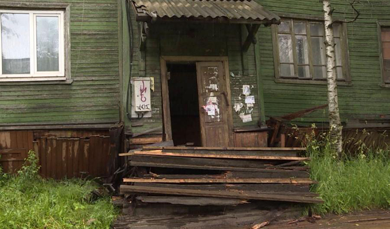 Правительство Архангельской области выделило дополнительные средства на расселение домов, сошедших со свай