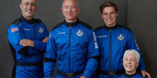 Джефф Безос отправился в космос на борту корабля New Shepard