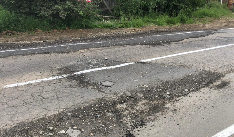 Губернатор Архангельской области поручил выделить более 83 млн рублей на ремонт разбитой дороги