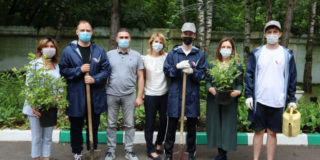 Московские активисты ОНФ совместно с членами АПИК высадили цветы около социальных учреждений