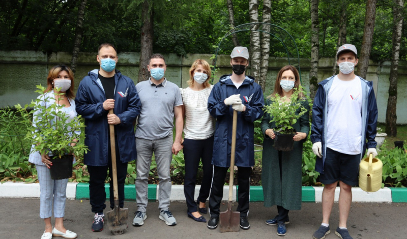 Московские активисты ОНФ совместно с членами АПИК высадили цветы около социальных учреждений