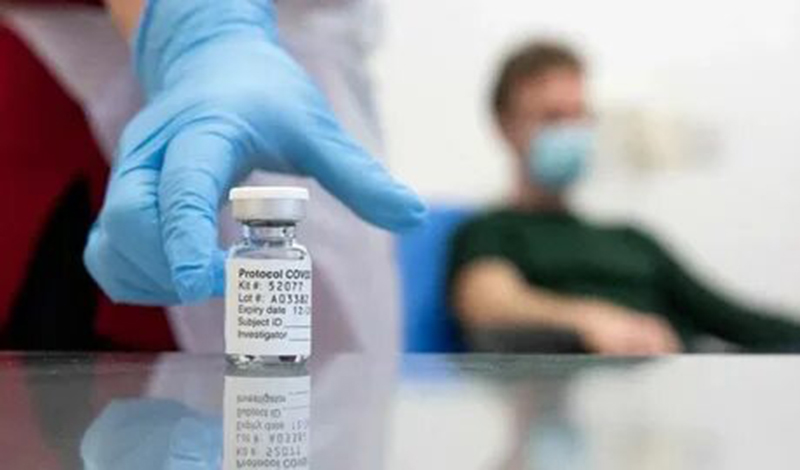 Правительство Архангельской области не обращалось и не обращается с просьбой о материальной поддержке в приобретении вакцины от COVID-19