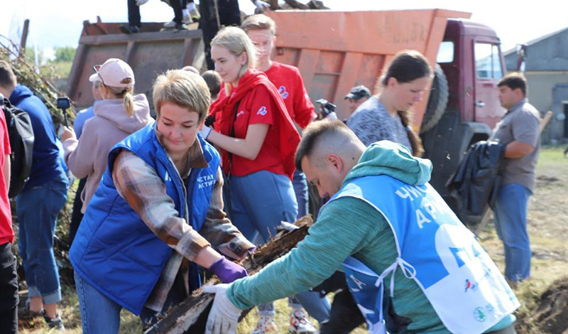 Волонтеры «Чистой Арктики» убрали территорию Новодвинской крепости в Архангельске