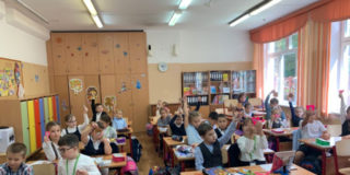 Общественники научили московских школьников создавать светоотражающие фликеры