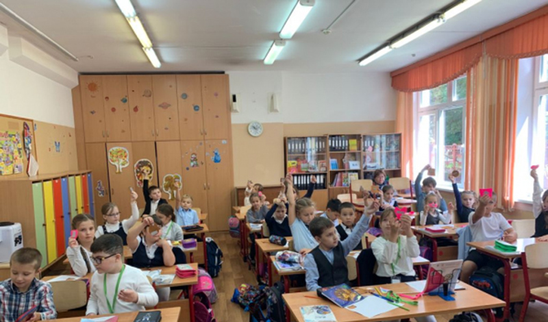 Общественники научили московских школьников создавать светоотражающие фликеры
