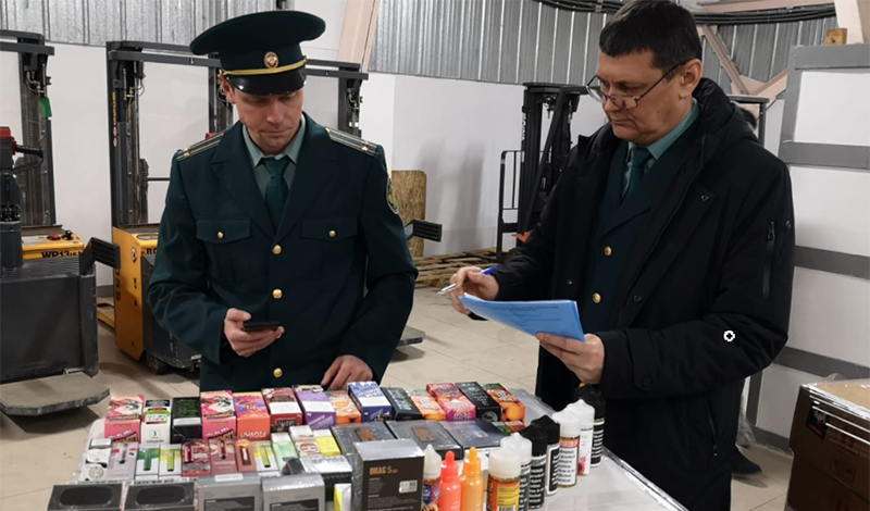Порядка 100 тонн немаркированной табачной продукции было обнаружено таможенниками совместно с сотрудниками ФСБ России