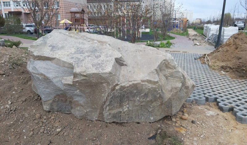 Двухтонный гранит, принесенный в Поморье ледником, появится в Саду камней Памяти и Славы Подольска